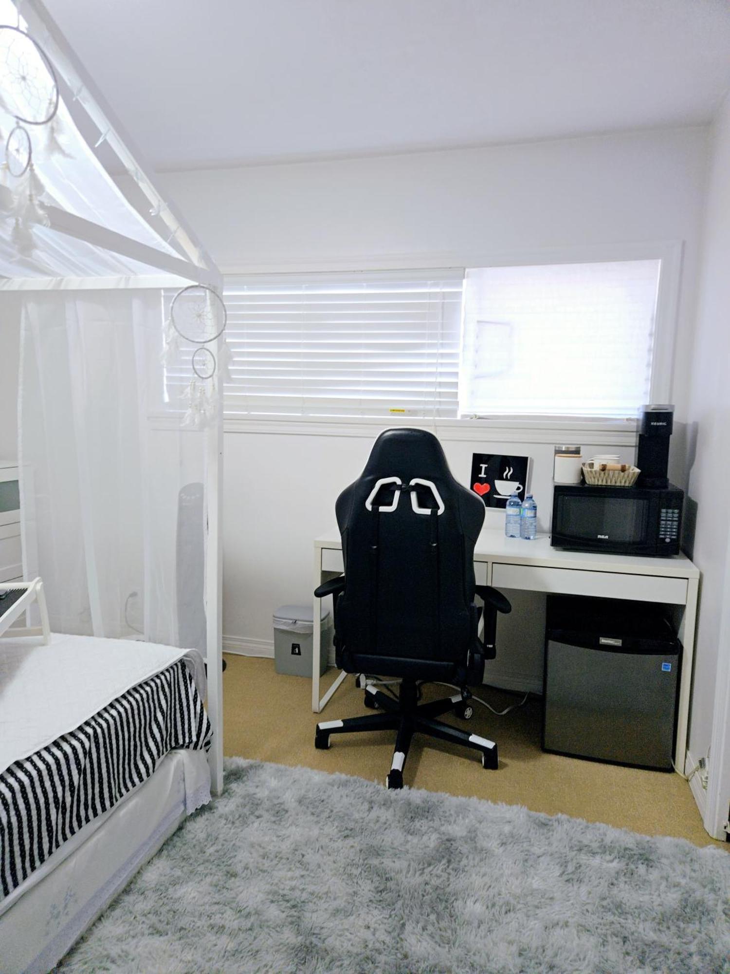 Lovely Cozy Room! With Attached Private Bath In The Heart Of Vancouver! Private Parking & Self Check-In! Exterior photo